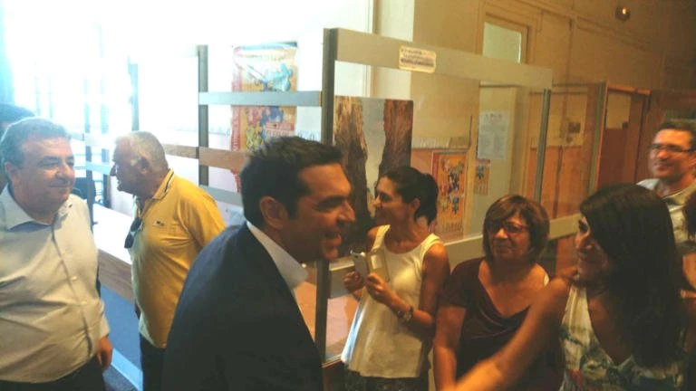 Απίστευτα πράγματα! «Κορίτσια κούκλος ο Πρωθυπουργός»!